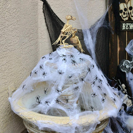 Umělá pavučina, bílá, s pavouky, halloweenská dekorace, 4 pavouci