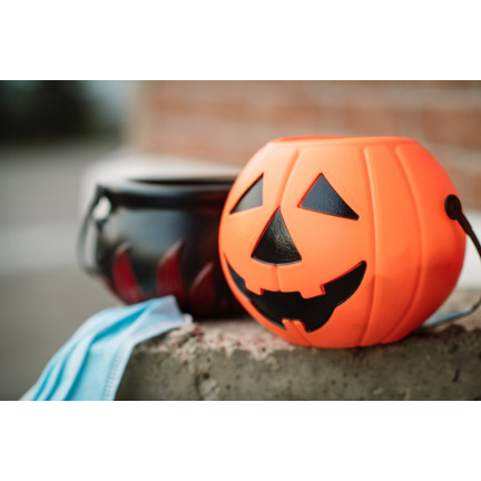 Kbelíček na sladkosti a bonbóny, plastový, oranžový, ve tvaru dýně, s uchem, halloweenská dekorace, průměr 15 cm