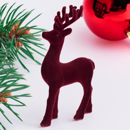 TG56927-3 flokovaná dekorativní figurka soba z vínově červeného veluru – vánoční dekorace