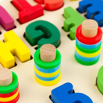 TG67011 dřevěná skládačka – montessori třídička s abecedou a číslicemi pro výuku