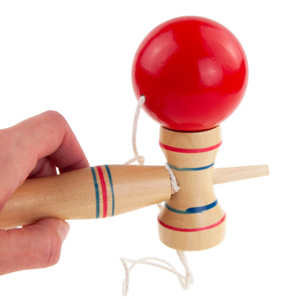 TG67313 kendama – klasická japonská dřevěná hra na obratnost, při které se chytají míčky