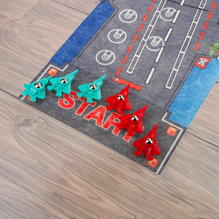 TG72958 rodinná dovednostní hra – podložka na mini curling + 6 letadel na závody