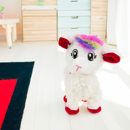 TG77512 – interaktivní, tančící a hrající maskot z alpaky pro děti