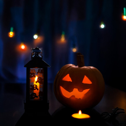 LED svícen, černý, s motivem duchů, halloweenská dekorace, napodobuje plamen, výška 20 cm