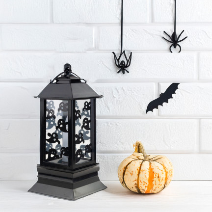 LED svícen, černý, s motivem duchů, halloweenská dekorace, napodobuje plamen, výška 20 cm